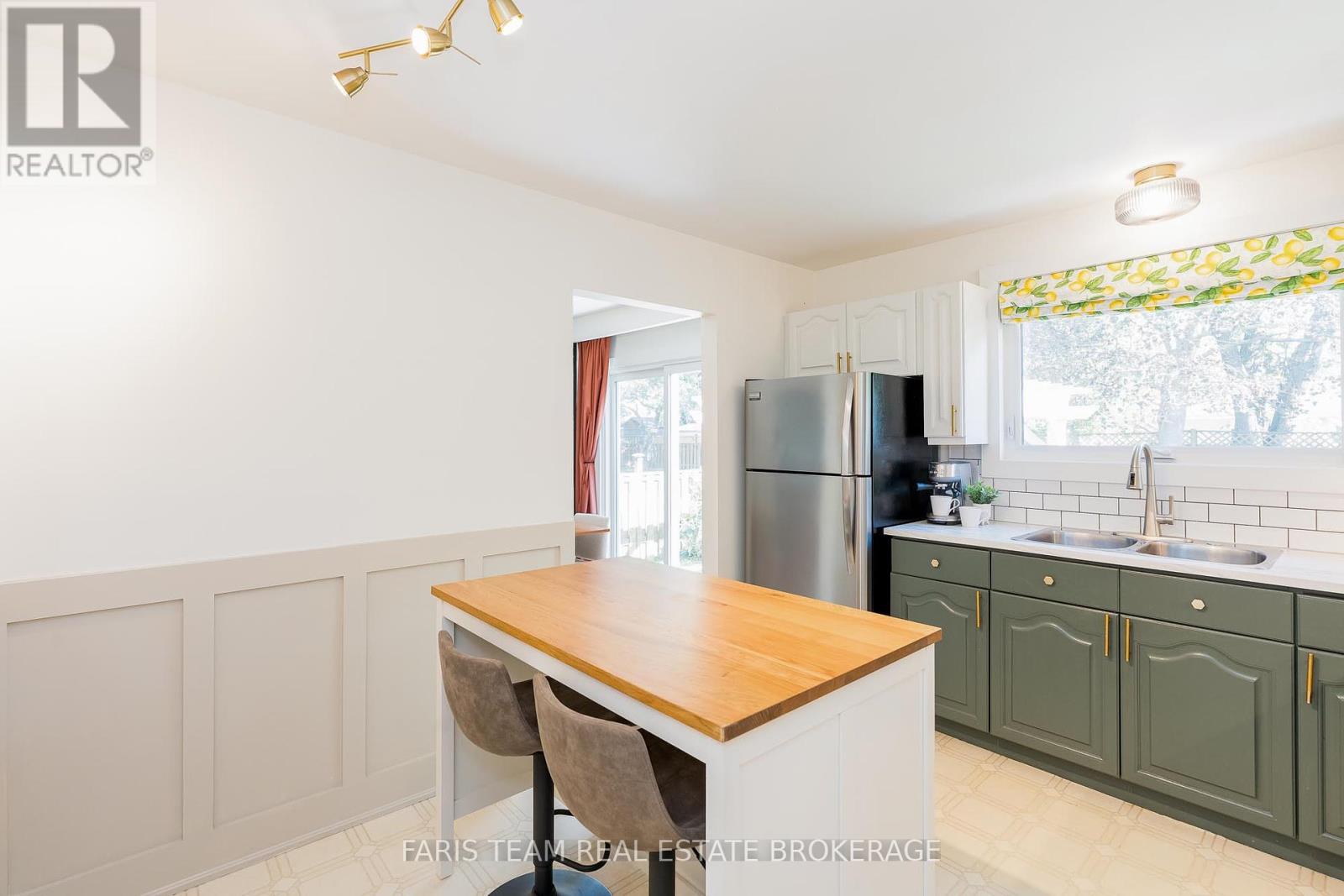 43 Jeffrey Street, Barrie, Ontario  L4M 4L4 - Photo 8 - S12455992