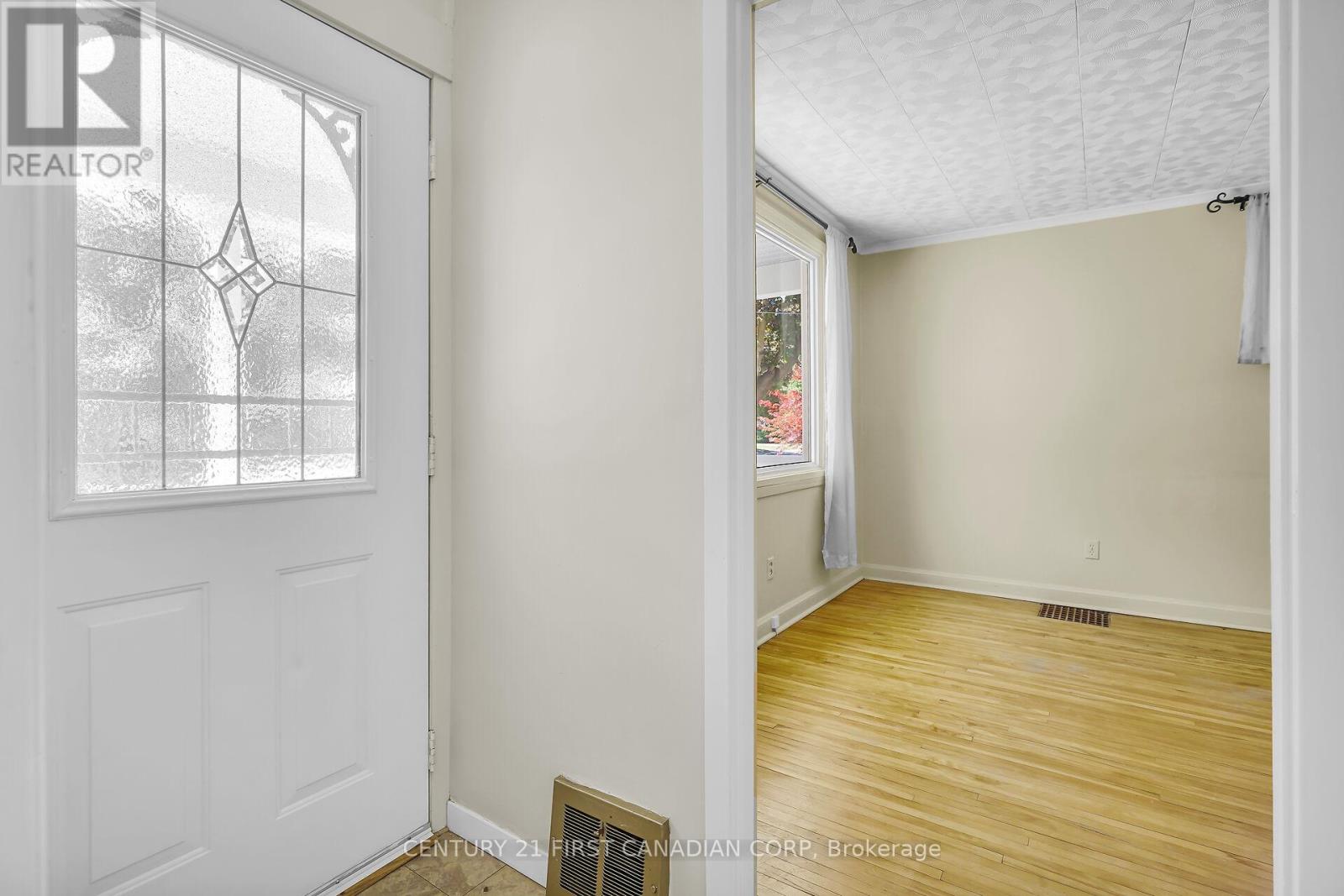 42 Briscoe Street E, London South (South F), Ontario N6C 1W9 - Photo 6 - X12456101