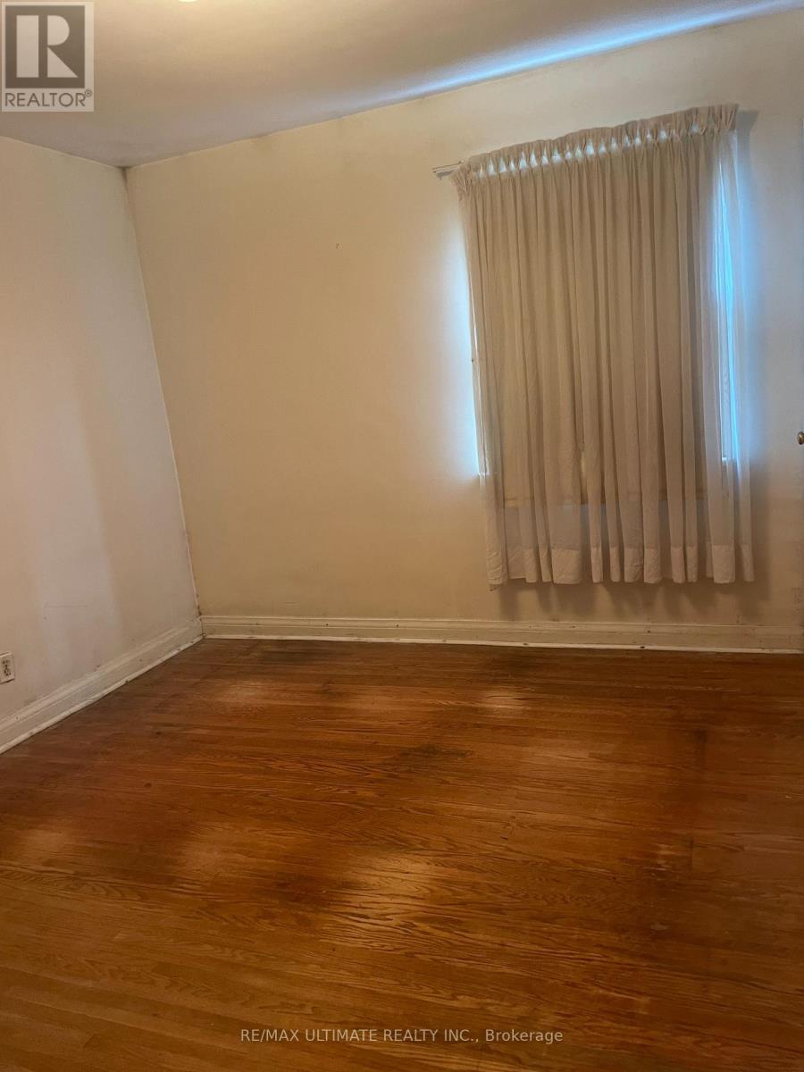 11 Flamingo Crescent, Toronto, Ontario  M6M 4E9 - Photo 10 - W12433151
