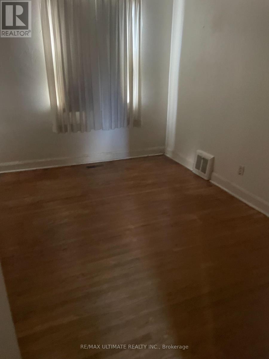 11 Flamingo Crescent, Toronto, Ontario  M6M 4E9 - Photo 7 - W12433151