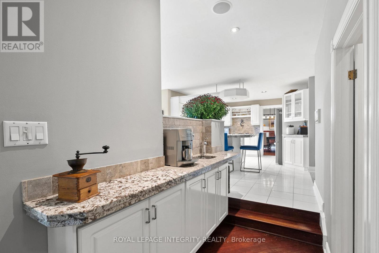 6 Marchbrook Circle, Ottawa, Ontario  K2W 1A1 - Photo 18 - X12456164