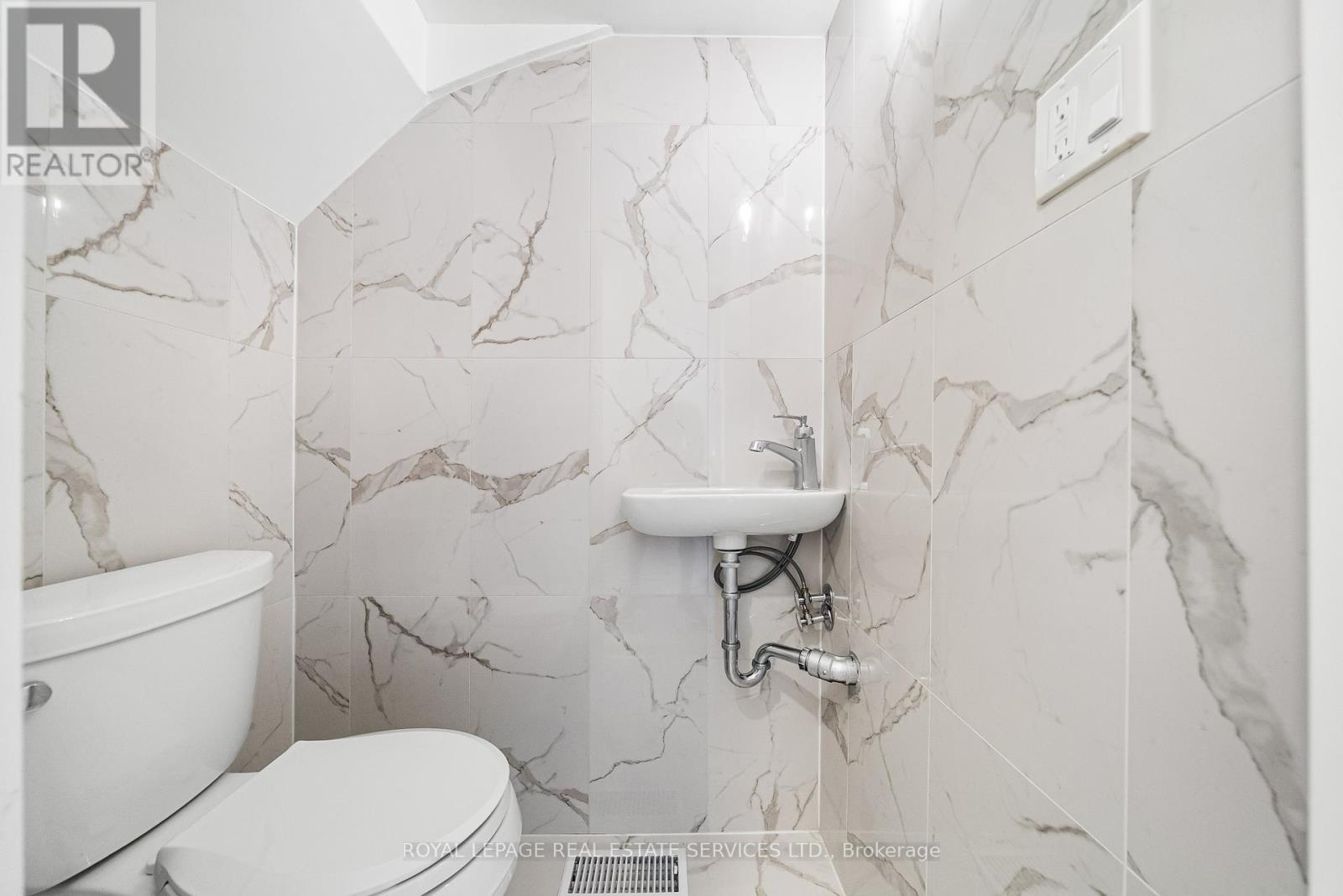 2 - 50 Arcadian Circle, Toronto, Ontario  M8W 2Y9 - Photo 11 - W12456045