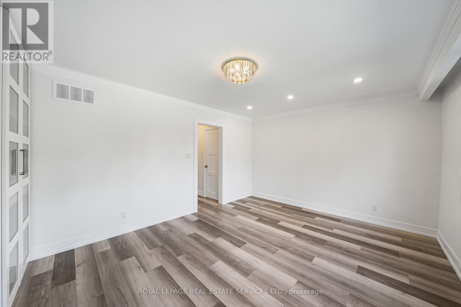 2 - 50 Arcadian Circle, Toronto, Ontario  M8W 2Y9 - Photo 8 - W12456045