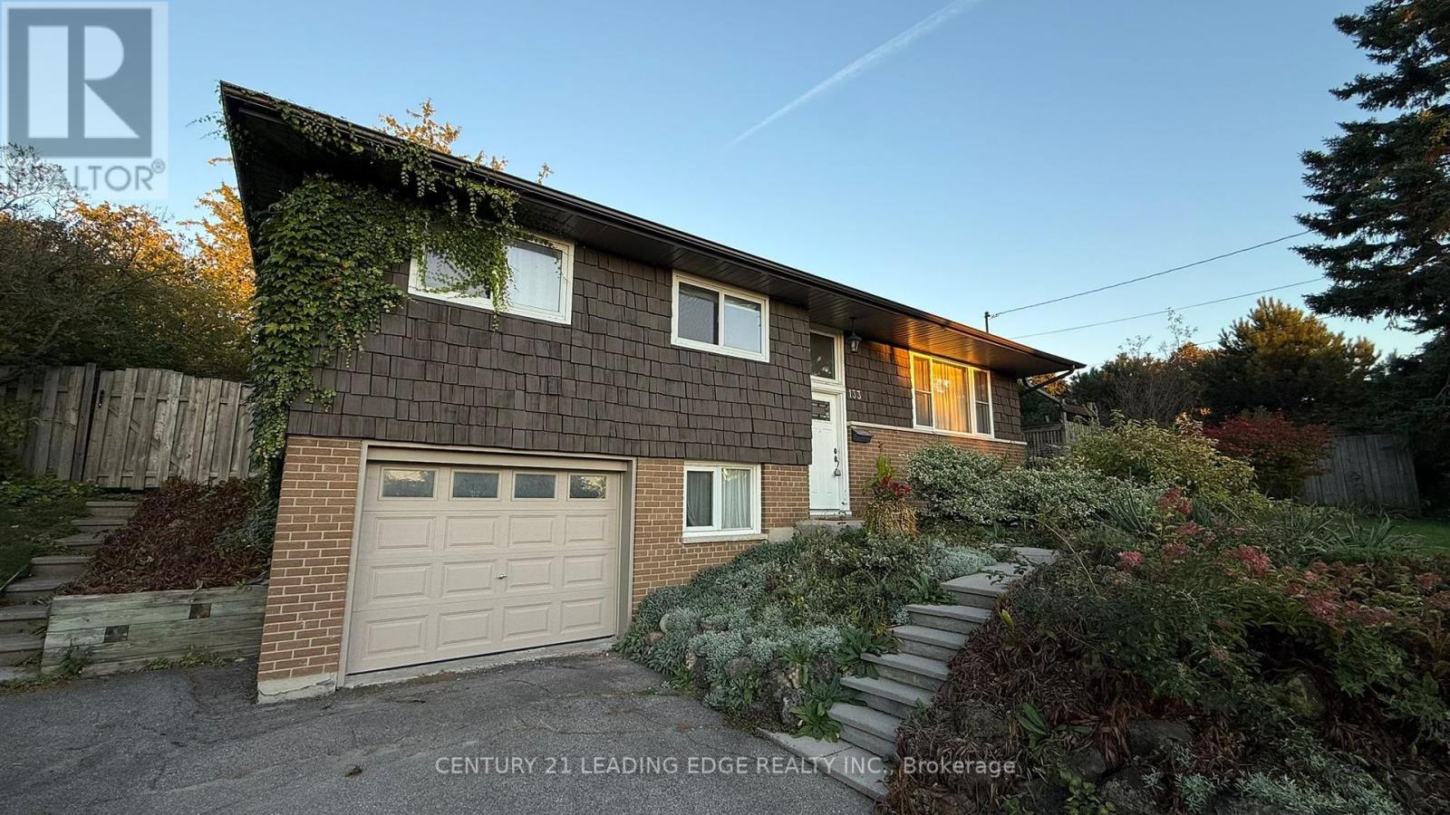 133 ELIZABETH CRESCENT, Whitby, Ontario
