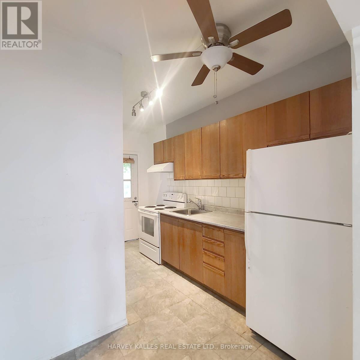 2nd Floor - 206 Augusta Avenue, Toronto, Ontario  M5T 2L6 - Photo 8 - C12456098