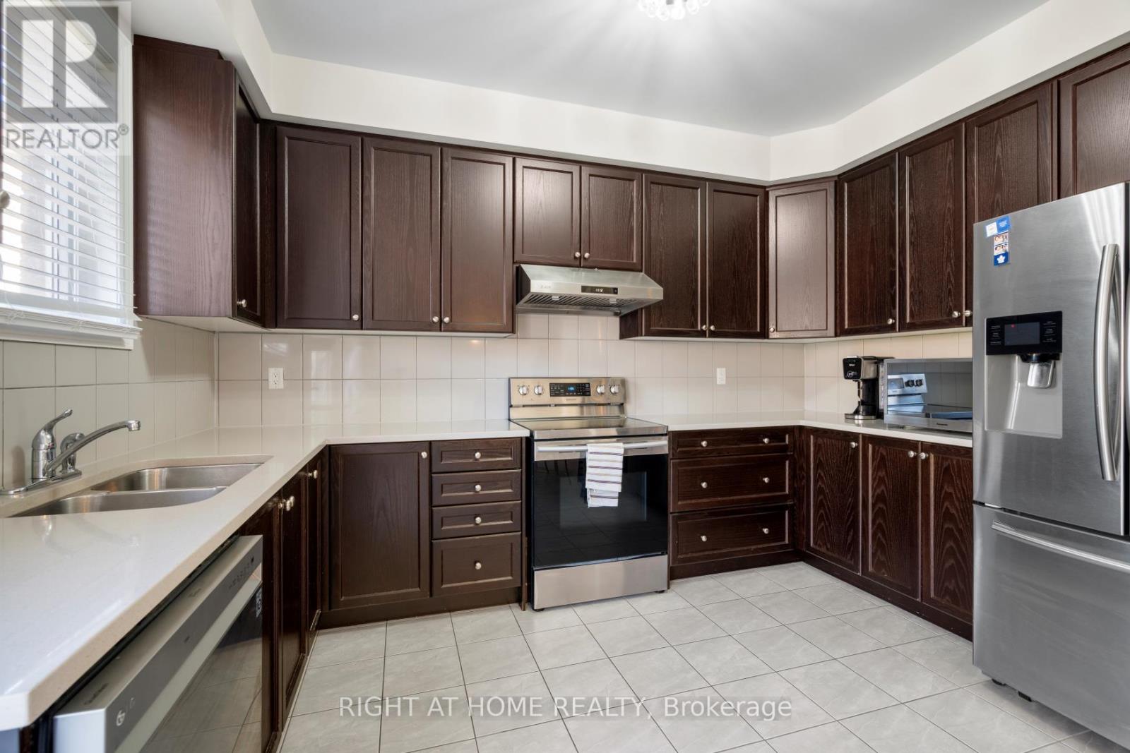 4 Bill Hutchinson Crescent, Clarington, Ontario  L1C 7E1 - Photo 11 - E12456115
