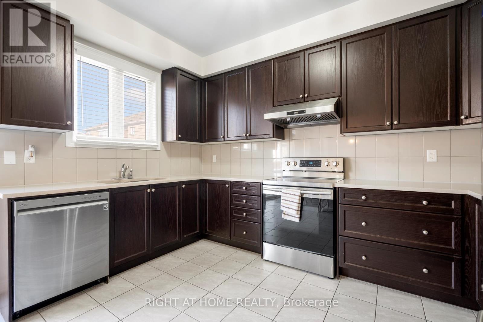 4 Bill Hutchinson Crescent, Clarington, Ontario  L1C 7E1 - Photo 12 - E12456115