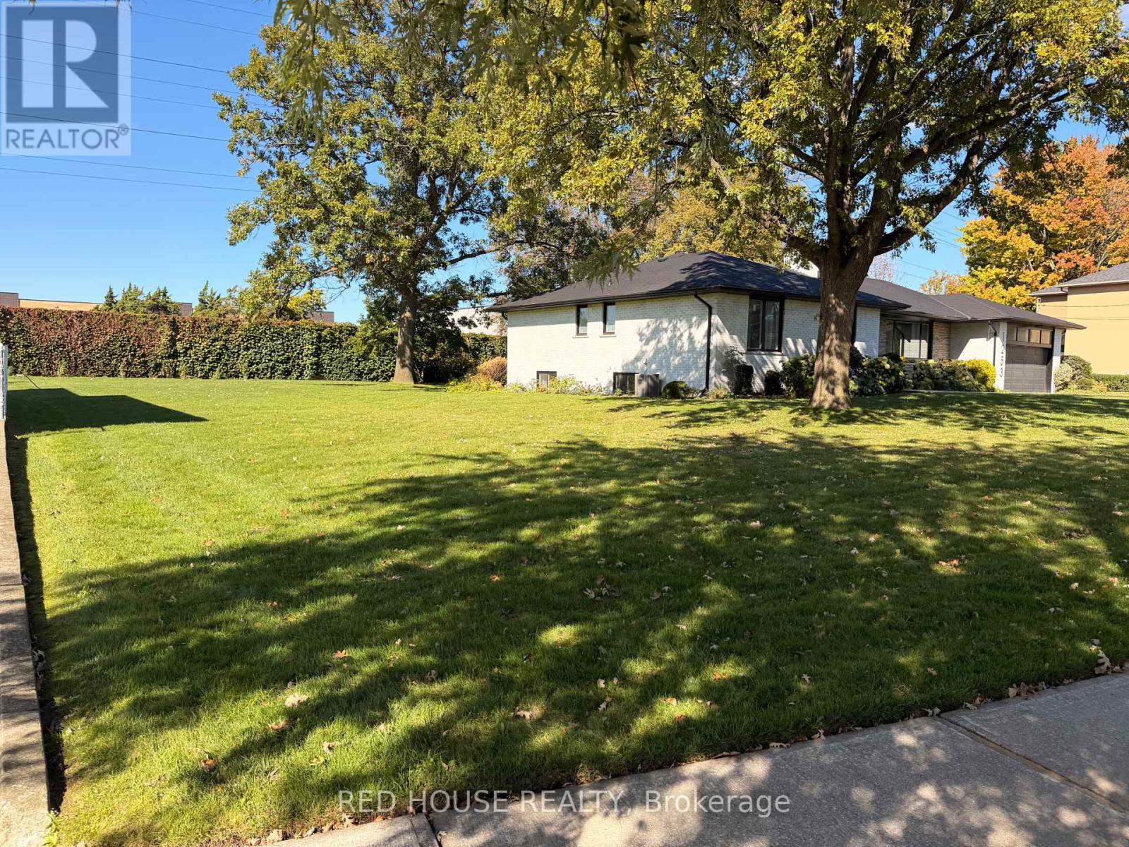 1239 Melton Drive, Mississauga, Ontario  L4Y 1L5 - Photo 4 - W12454254