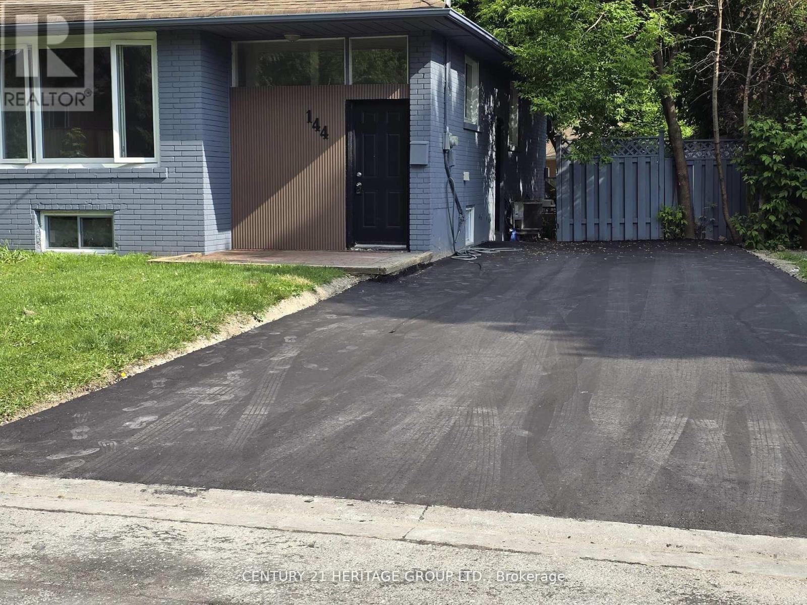 144 Maurice Court, Newmarket (Bristol-London), Ontario  L3Y 2W2 - Photo 2 - N12456103