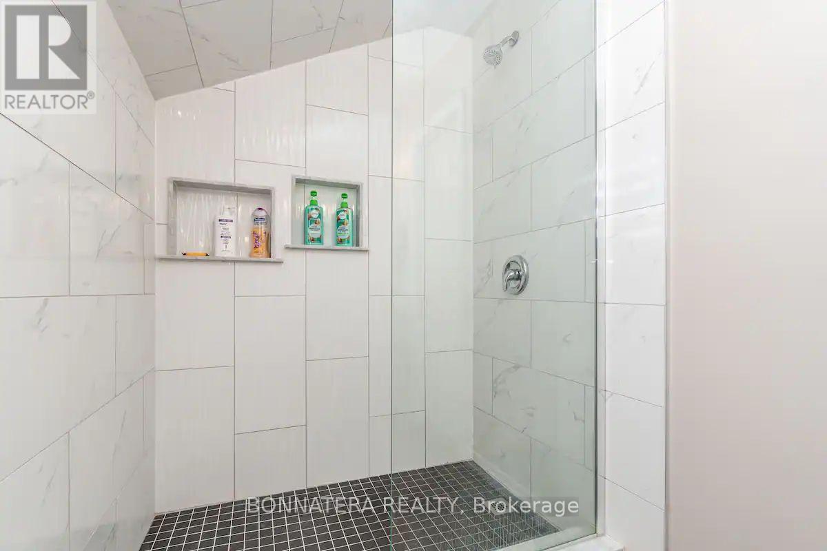 687 Innisfil Beach Road, Innisfil, Ontario  L0L 2M0 - Photo 23 - N12456146
