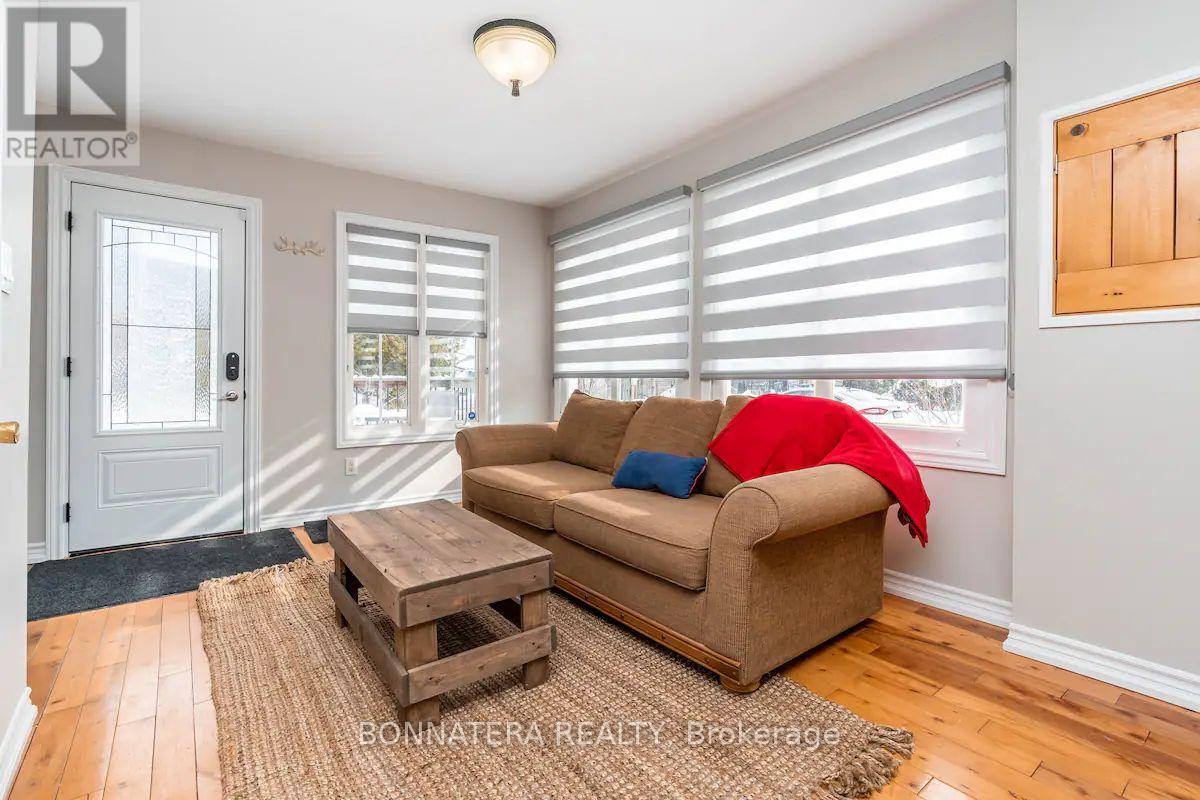 687 Innisfil Beach Road, Innisfil, Ontario  L0L 2M0 - Photo 3 - N12456146