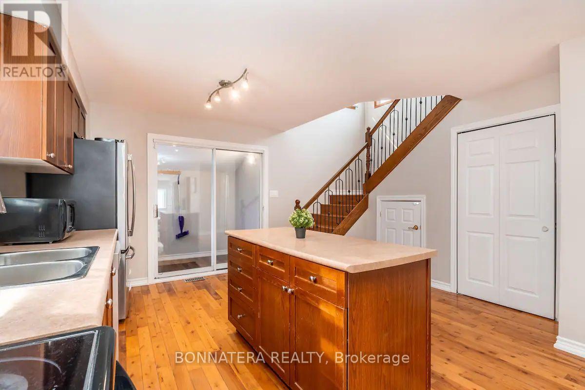 687 Innisfil Beach Road, Innisfil, Ontario  L0L 2M0 - Photo 8 - N12456146