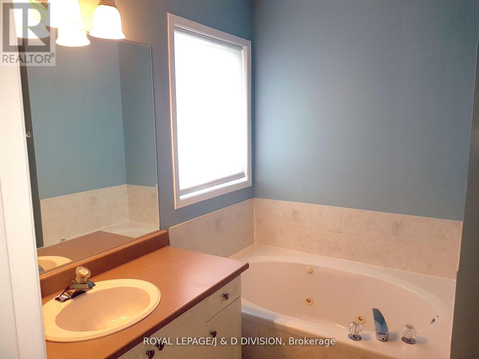 554 Heddle Crescent, Newmarket, Ontario  L3X 2K7 - Photo 23 - N12456183