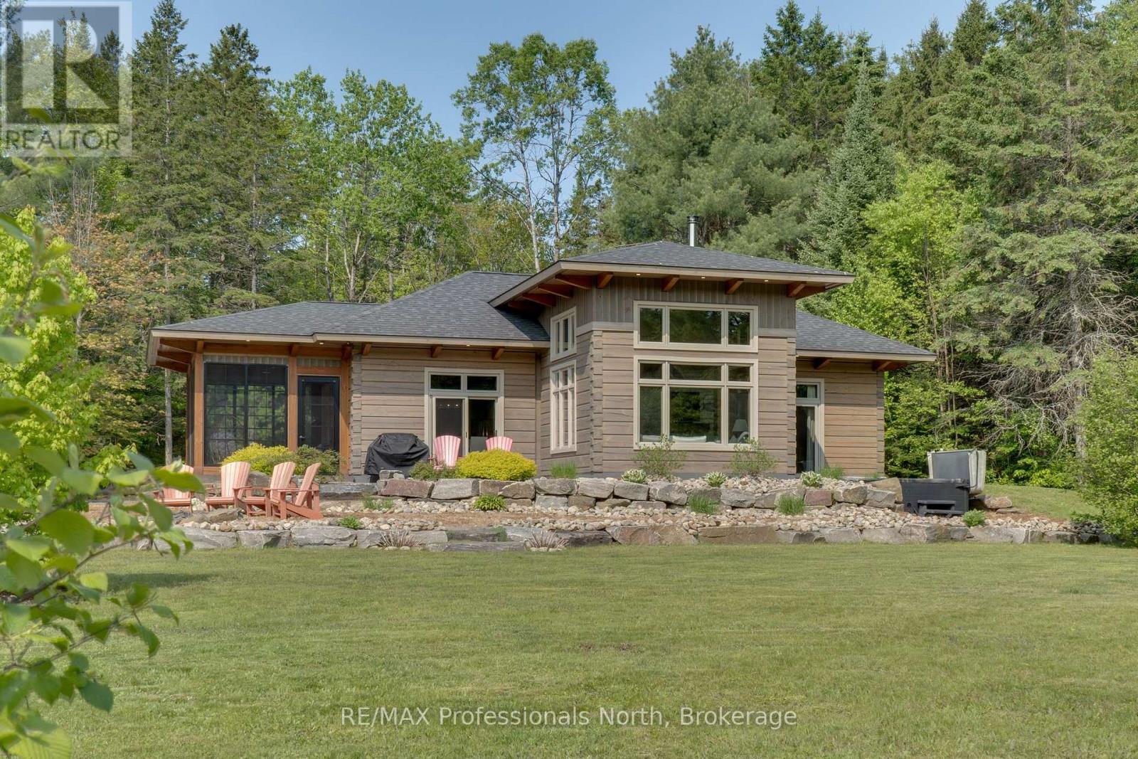 203 Bonnell Road, Bracebridge (Macaulay), Ontario  P1L 0M1 - Photo 1 - X12456216