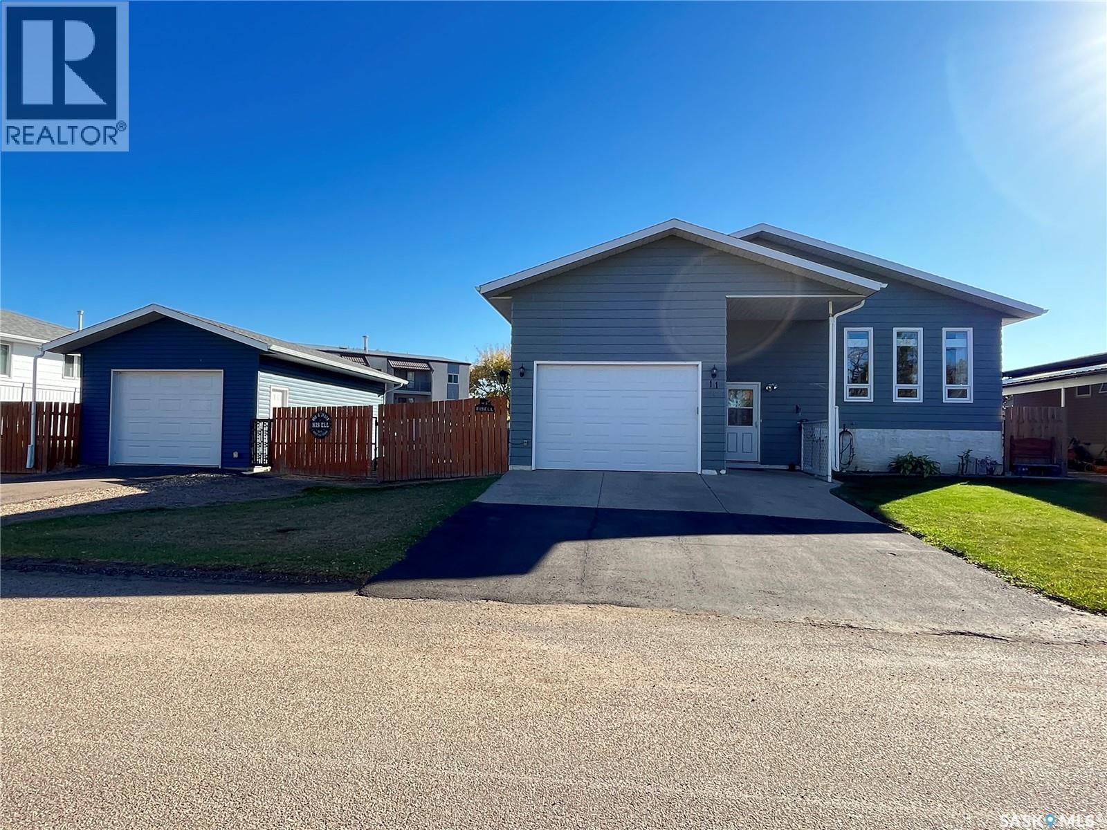 11 2nd Avenue W, Maple Creek, Saskatchewan  S0N 1N0 - Photo 2 - SK020089