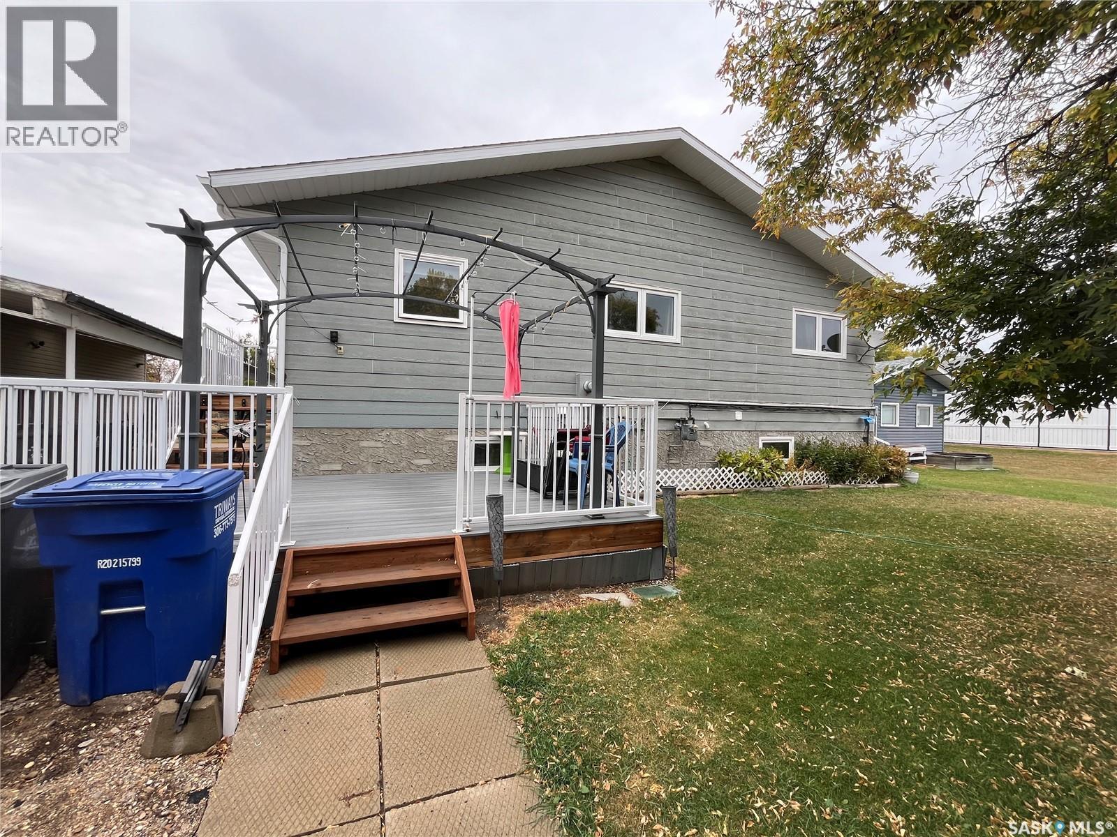 11 2nd Avenue W, Maple Creek, Saskatchewan  S0N 1N0 - Photo 45 - SK020089