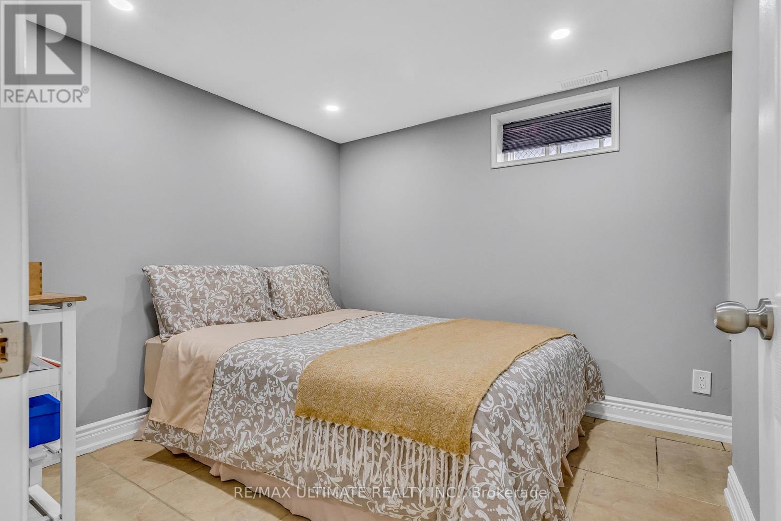 420 Harvie Avenue, Toronto, Ontario  M6E 4L8 - Photo 26 - W12456096