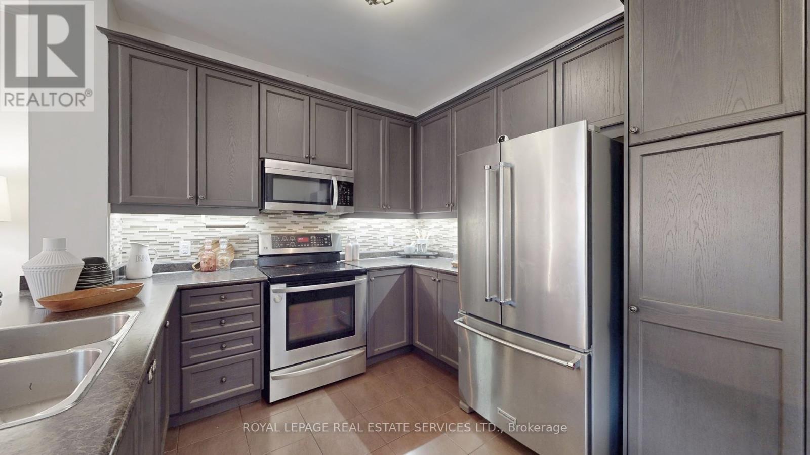 828 Miltonbrook Crescent, Milton, Ontario  L9T 7P5 - Photo 7 - W12456104
