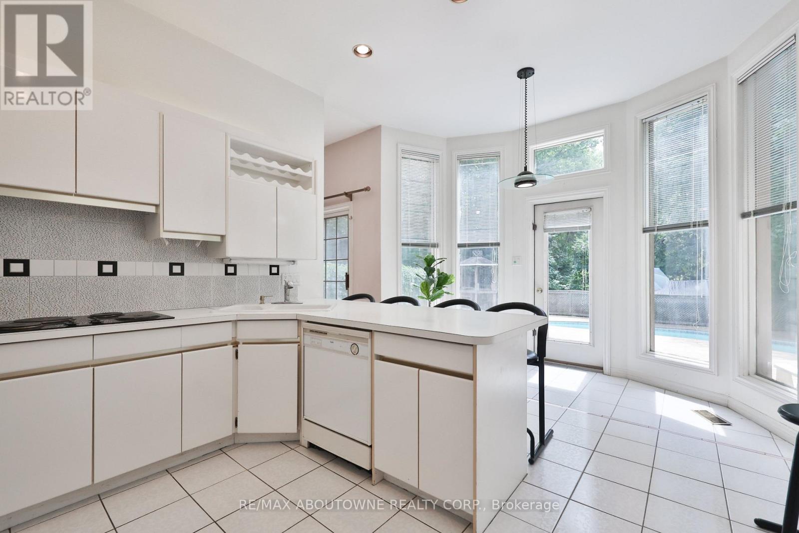 78 West River Street, Oakville, Ontario  L6L 3B5 - Photo 9 - W12456105