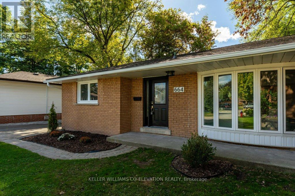 664 Chestnut Place, Burlington, Ontario  L7N 3E8 - Photo 5 - W12456106