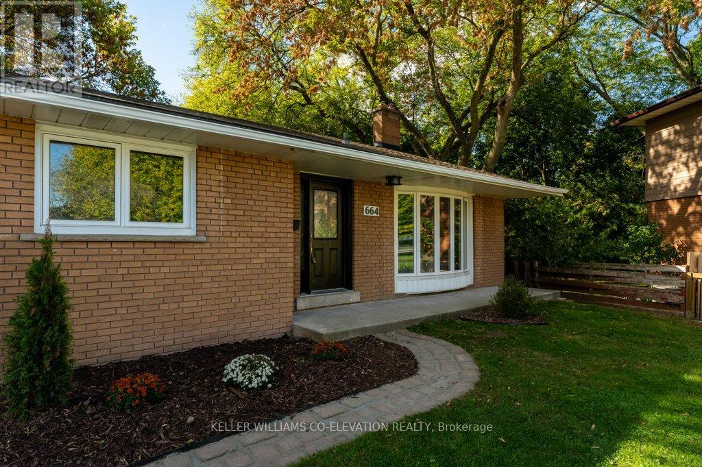 664 Chestnut Place, Burlington, Ontario  L7N 3E8 - Photo 6 - W12456106