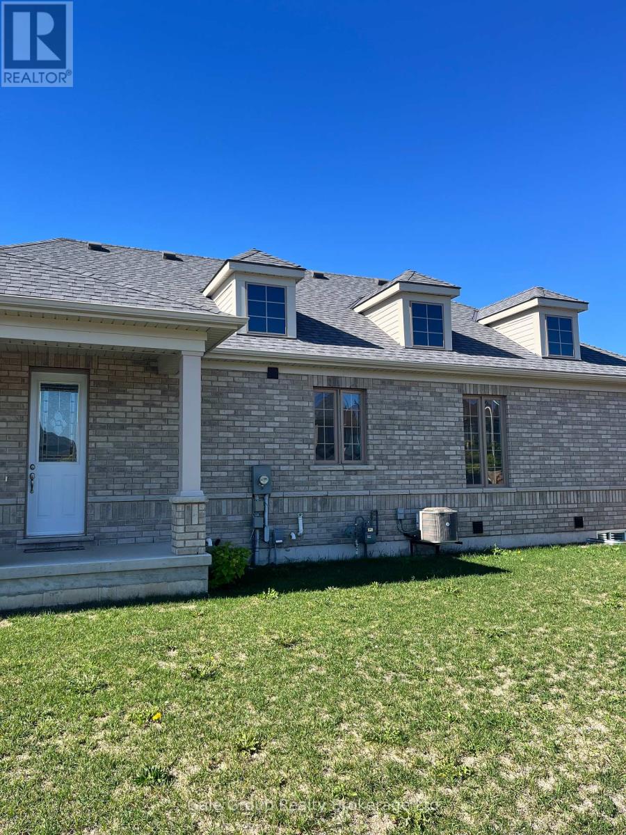 24 Harwood Street, Tillsonburg, Ontario  N4G 0J8 - Photo 4 - X12456278