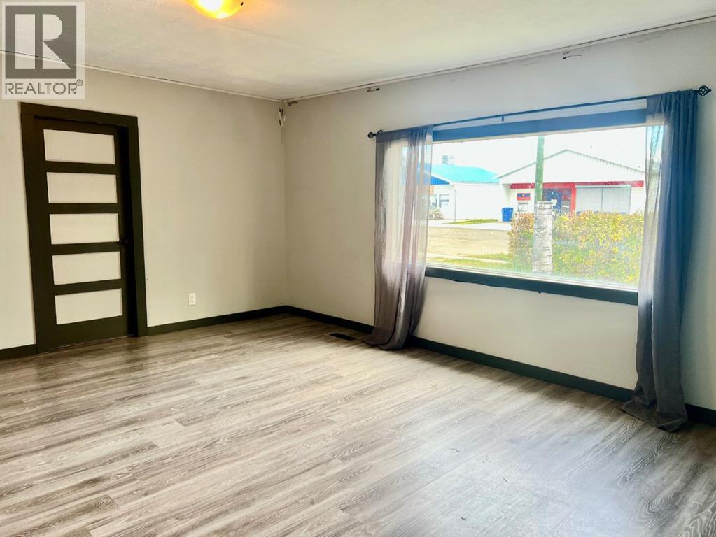 5024 51 Ave, Eckville, Alberta  T0M 0X0 - Photo 5 - A2263688