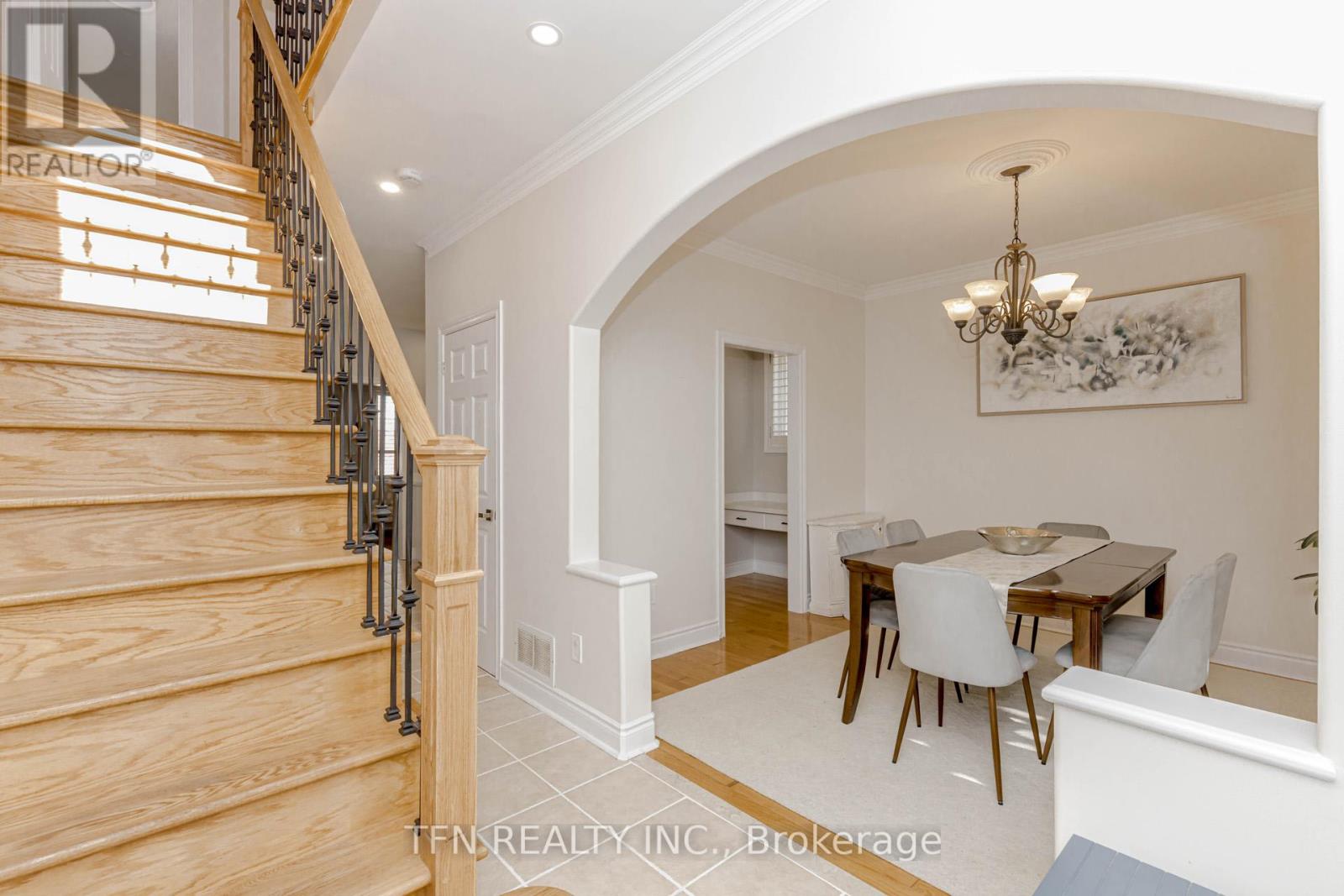 7108 Gablehurst Crescent, Mississauga, Ontario  L5W 1E7 - Photo 8 - W12455558