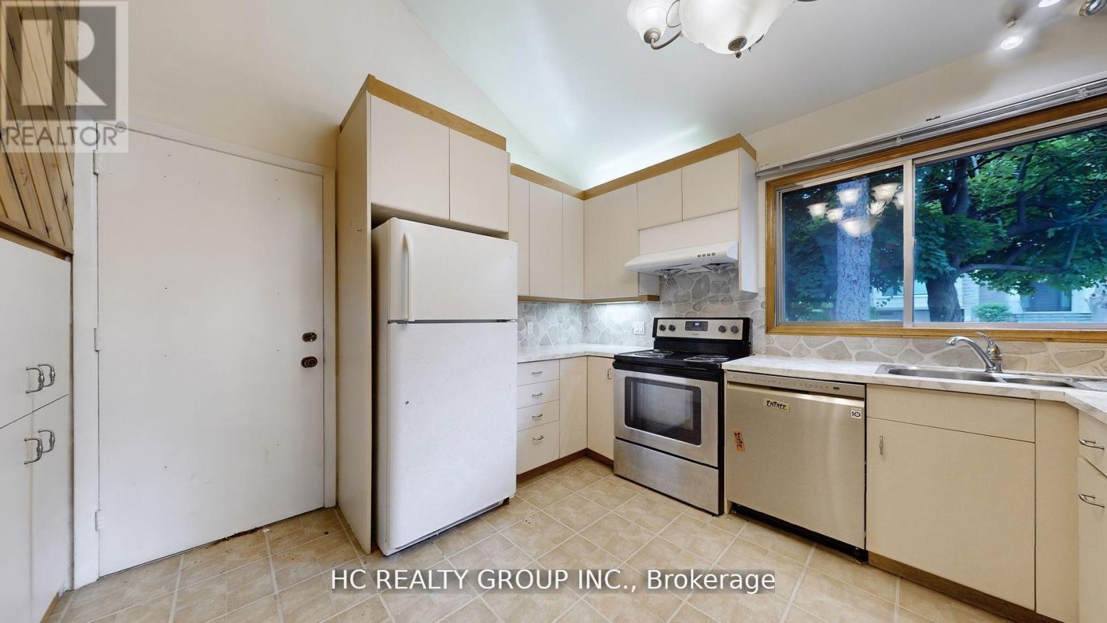 55 Sumner Heights Drive, Toronto, Ontario  M2K 1Y5 - Photo 5 - C12456233