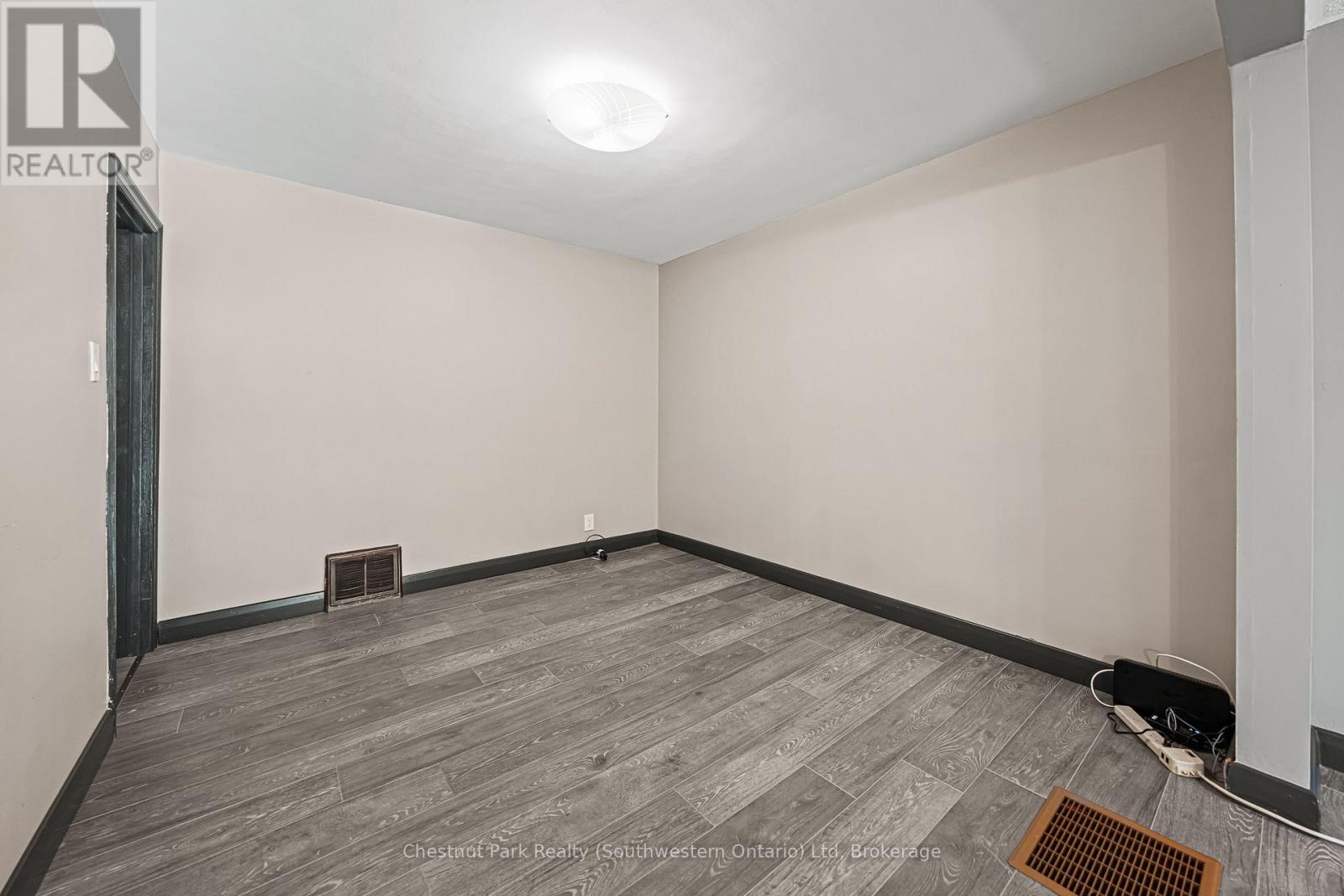 29 Ridgewood Avenue, Waterloo, Ontario  N2H 4L1 - Photo 10 - X12456320