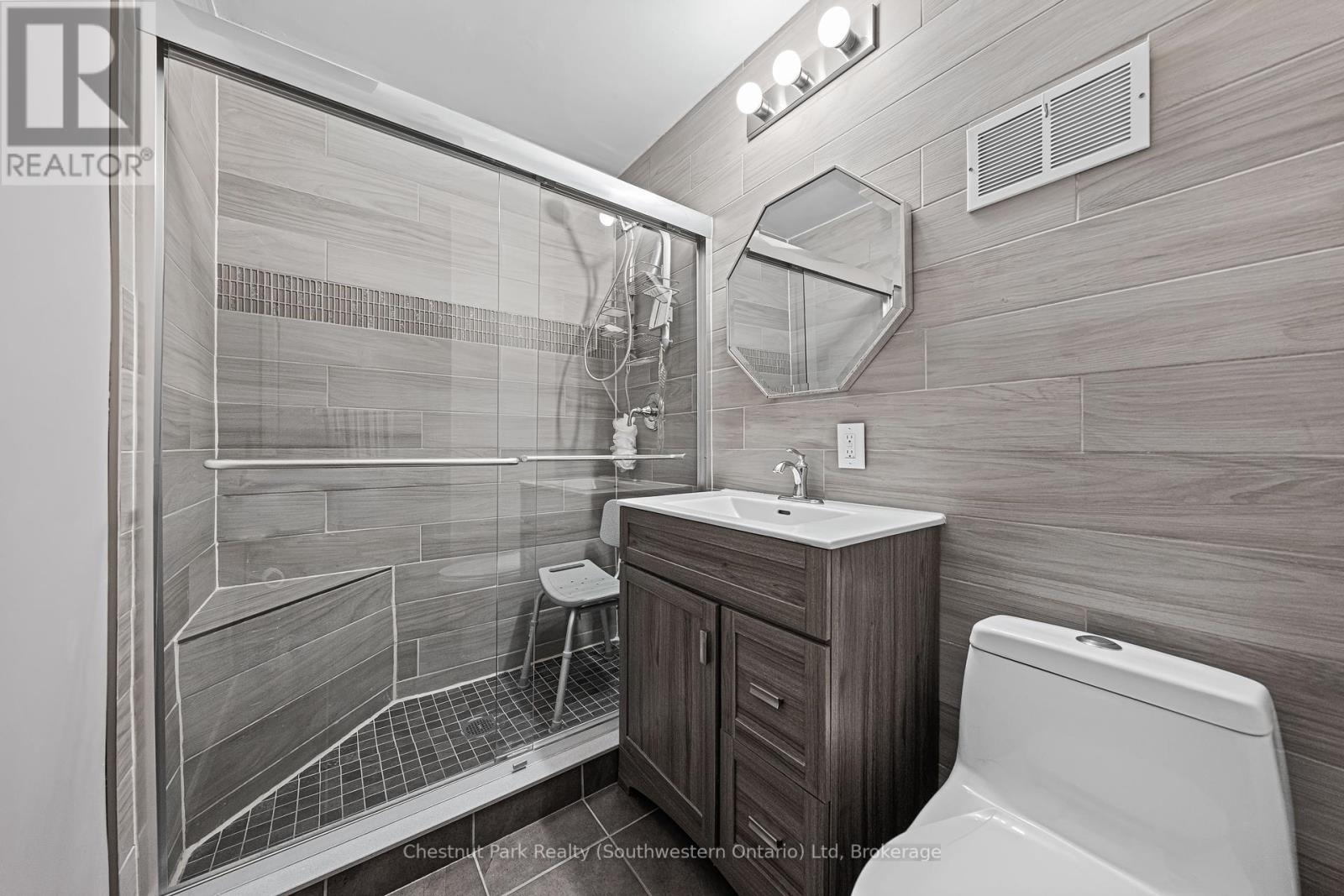 29 Ridgewood Avenue, Waterloo, Ontario  N2H 4L1 - Photo 11 - X12456320