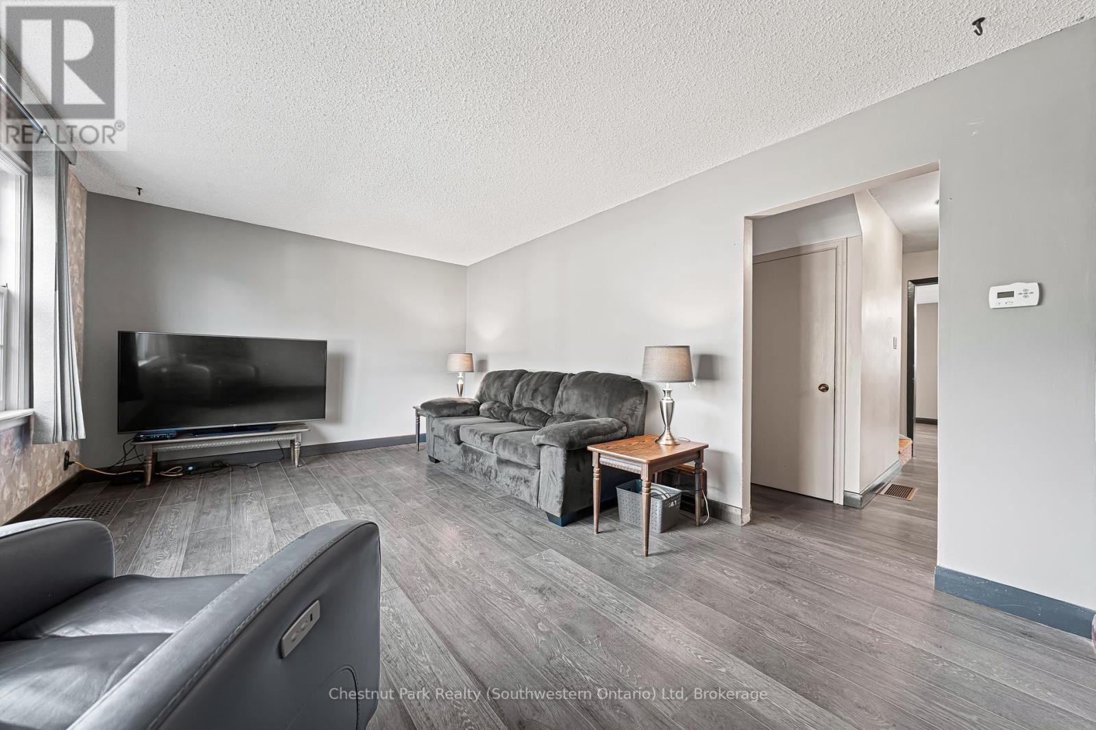 29 Ridgewood Avenue, Waterloo, Ontario  N2H 4L1 - Photo 12 - X12456320