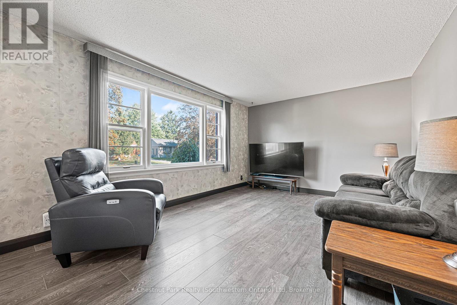 29 Ridgewood Avenue, Waterloo, Ontario  N2H 4L1 - Photo 13 - X12456320