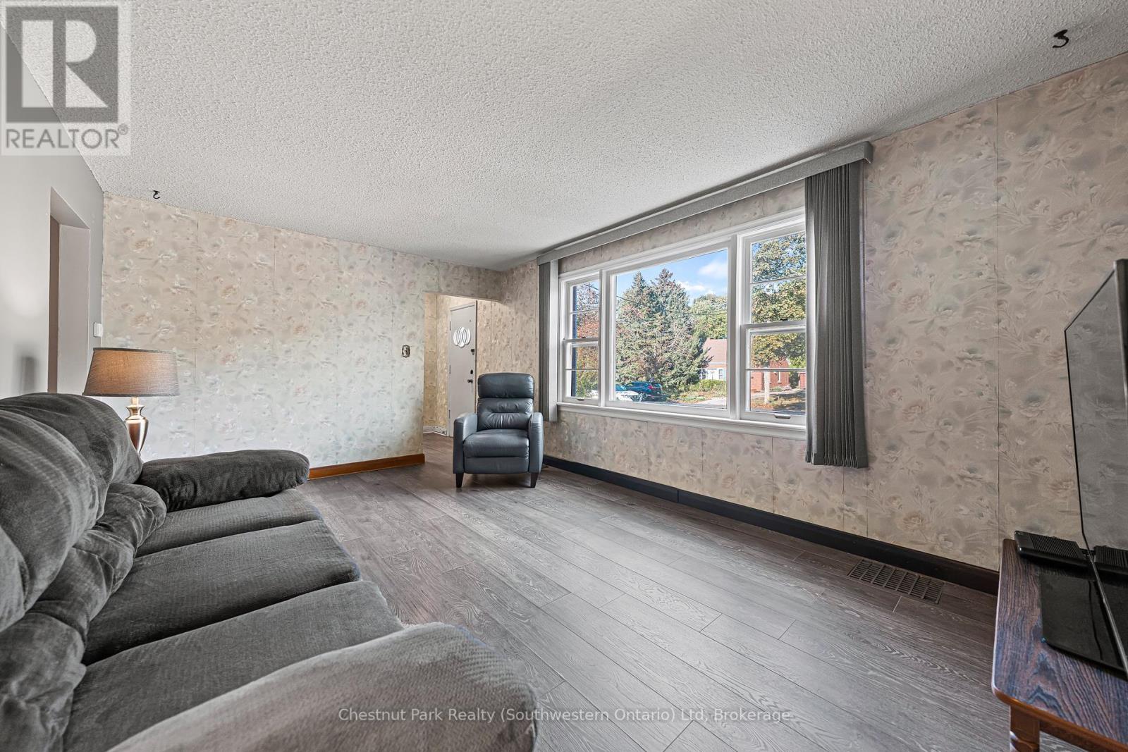 29 Ridgewood Avenue, Waterloo, Ontario  N2H 4L1 - Photo 14 - X12456320