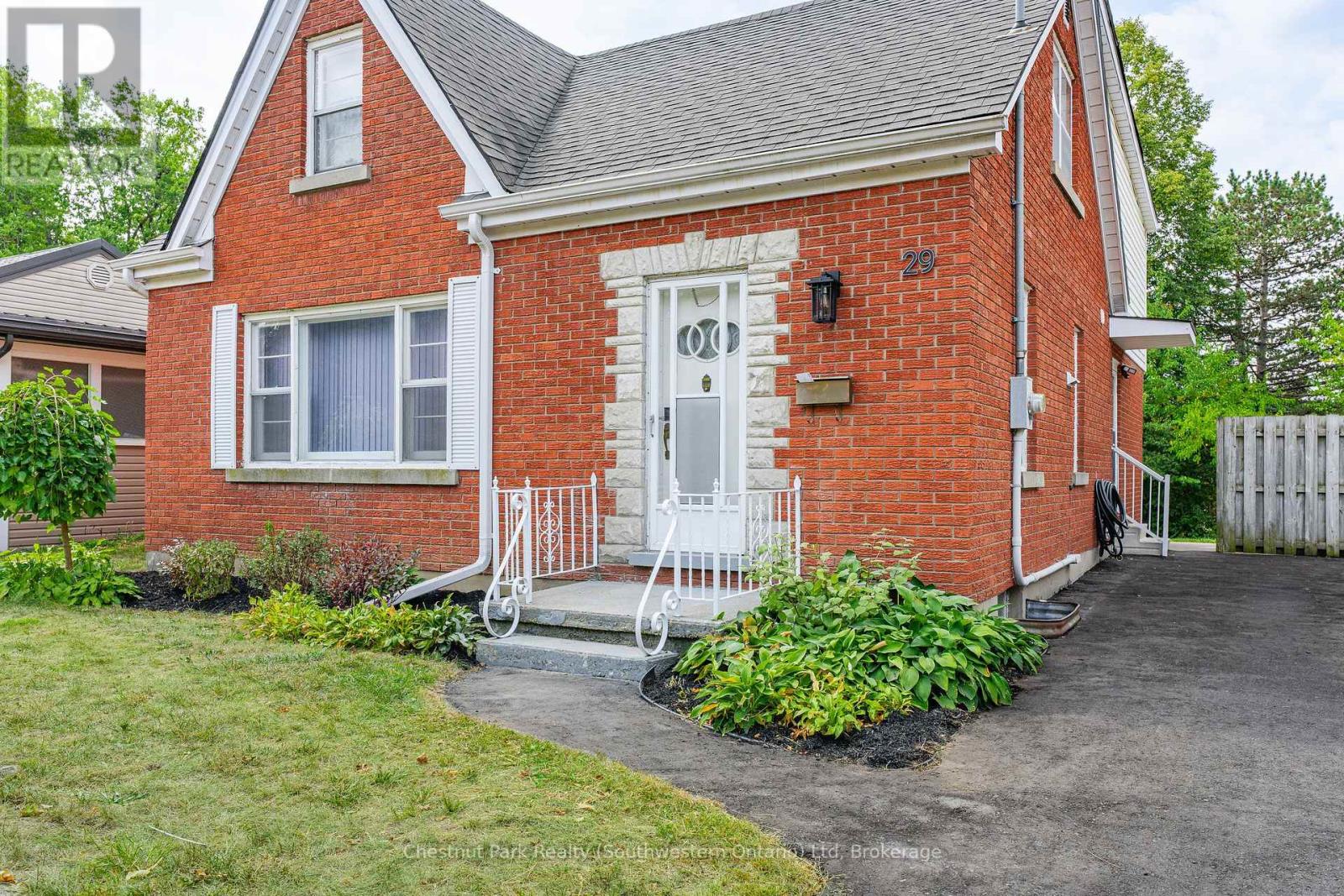29 Ridgewood Avenue, Waterloo, Ontario  N2H 4L1 - Photo 3 - X12456320