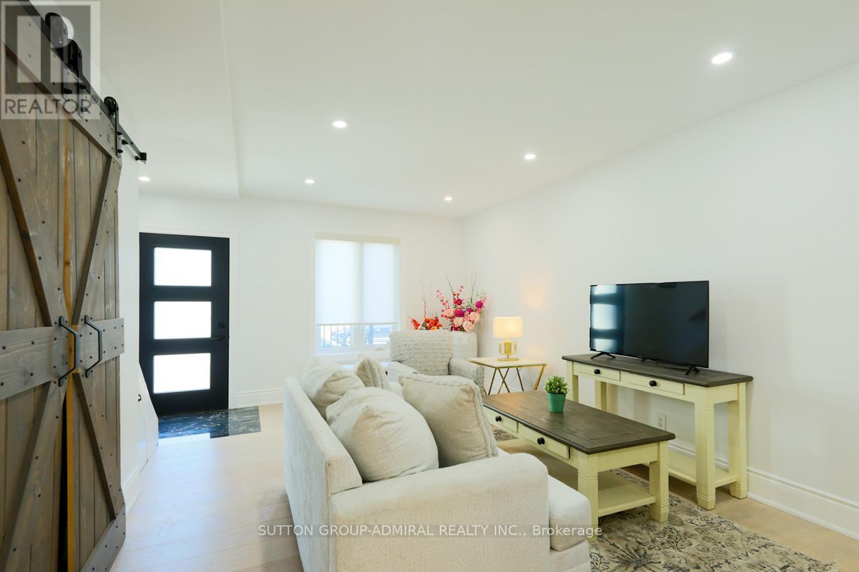 70 Carlaw Avenue, Toronto, Ontario  M4M 2R7 - Photo 4 - E12456212