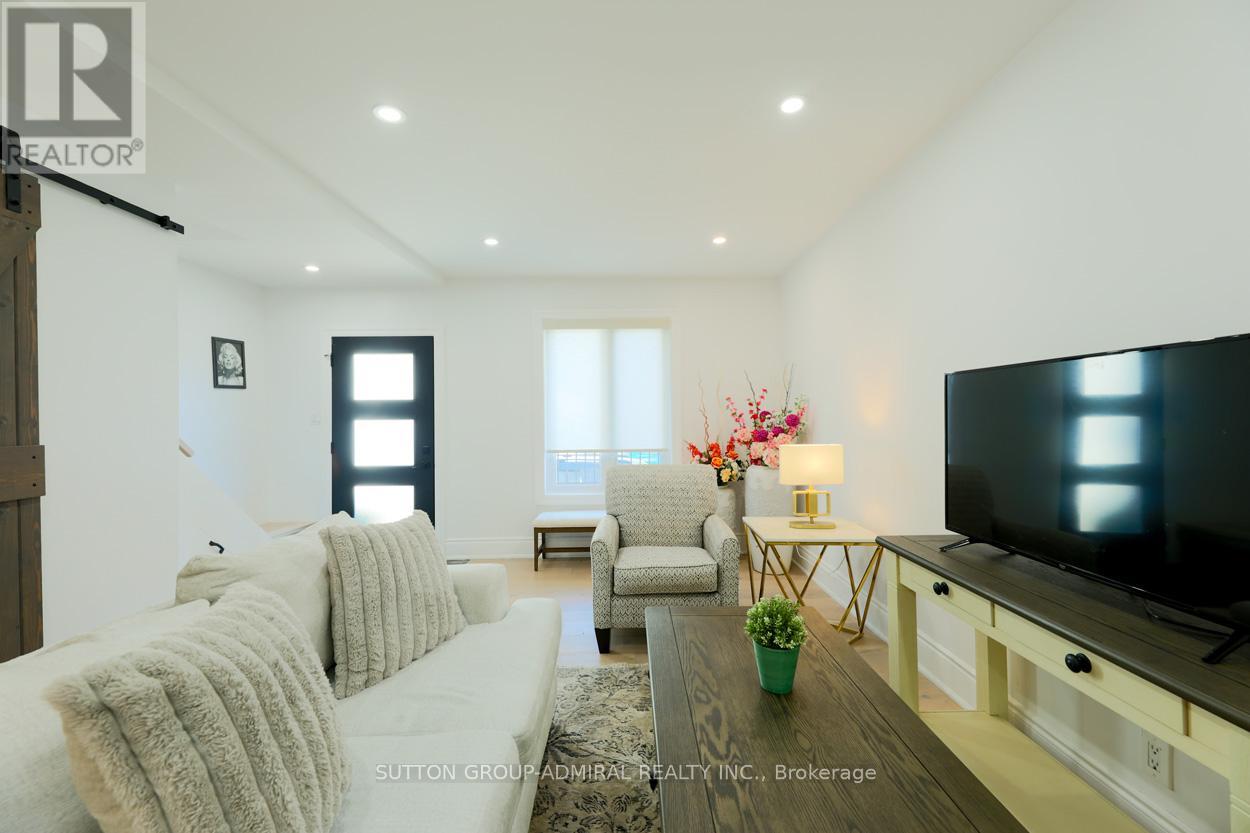 70 Carlaw Avenue, Toronto, Ontario  M4M 2R7 - Photo 5 - E12456212