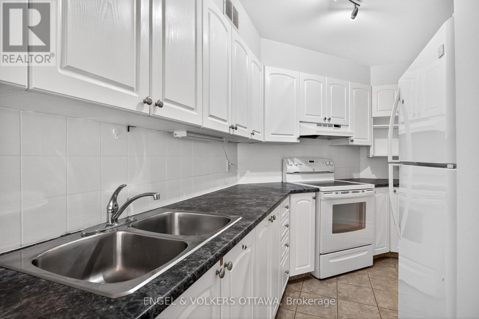 294 - 294 Gloucester Street, Ottawa, Ontario  K1R 5E4 - Photo 11 - X12456382