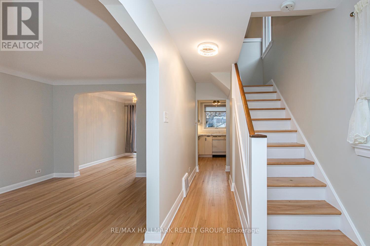 519 Cole Avenue, Ottawa, Ontario  K2A 2B2 - Photo 3 - X12456432