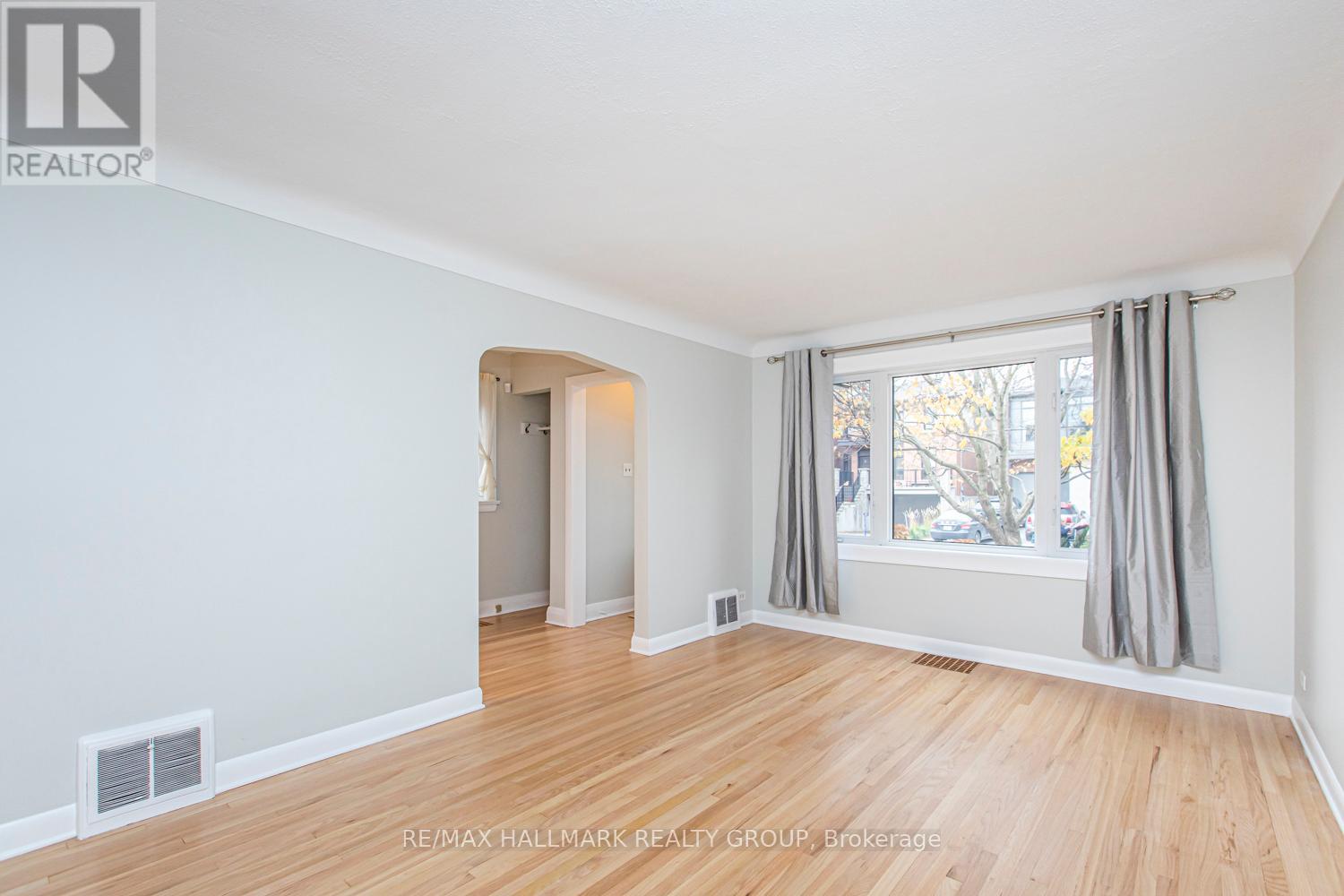 519 Cole Avenue, Ottawa, Ontario  K2A 2B2 - Photo 4 - X12456432