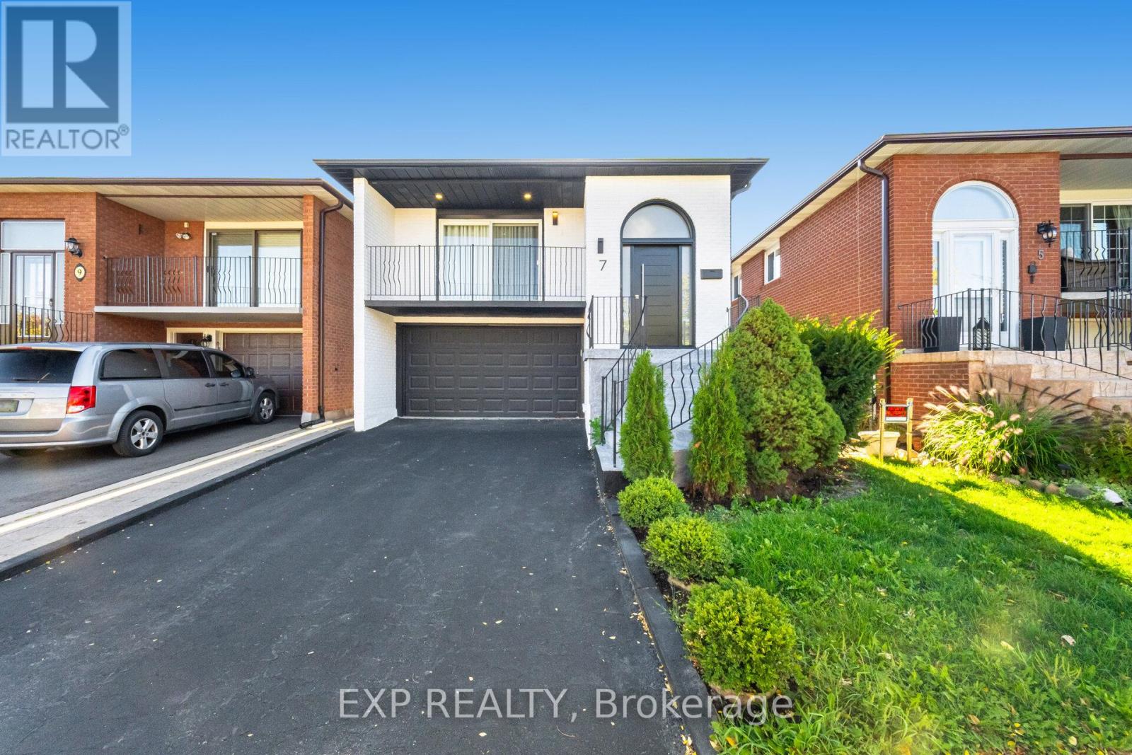 7 Boyne Highlands Court, Vaughan, Ontario  L4K 1K4 - Photo 2 - N12456254