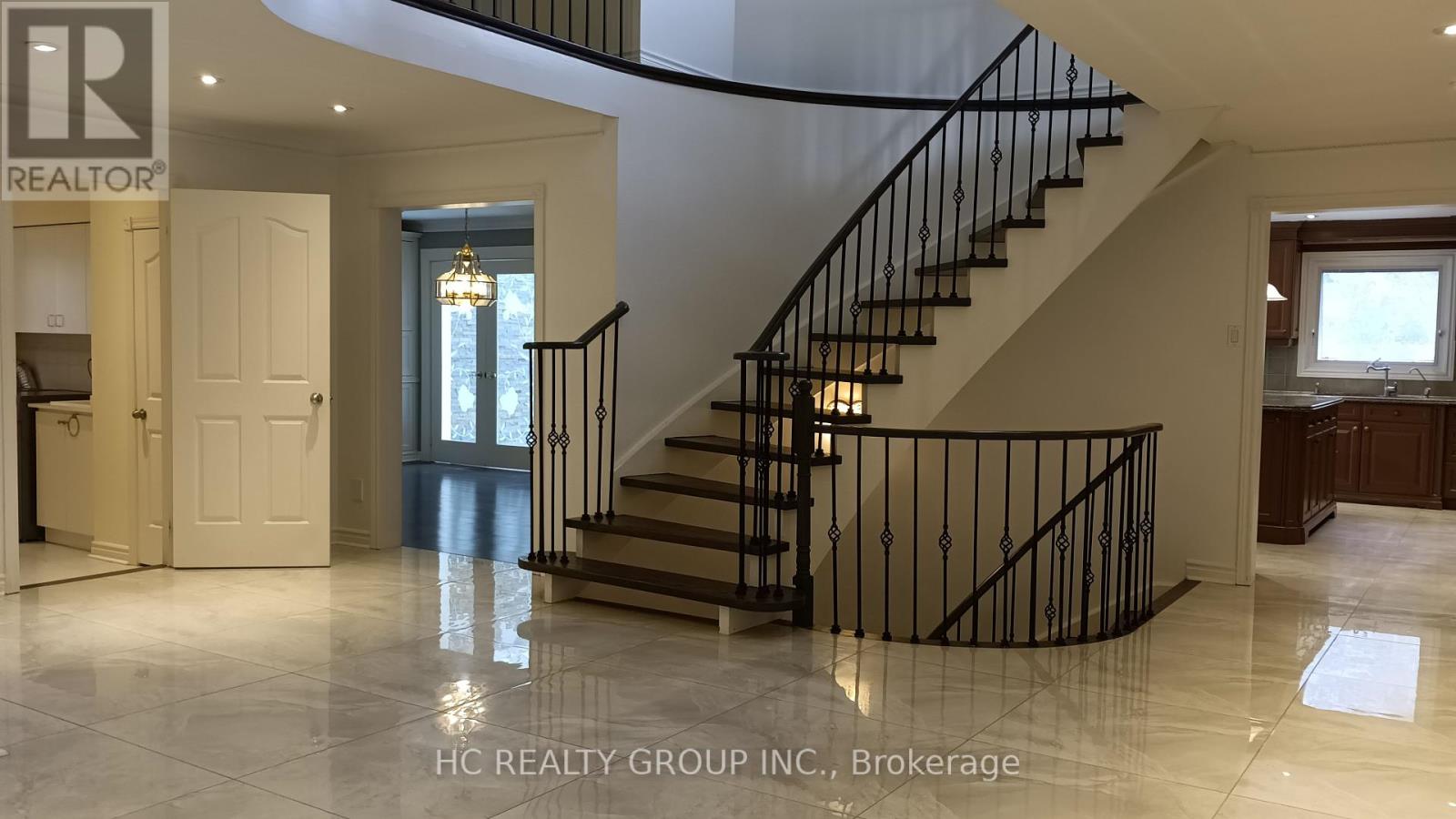 52 Chiltern Hill, Richmond Hill, Ontario  L4B 3B9 - Photo 2 - N12456274