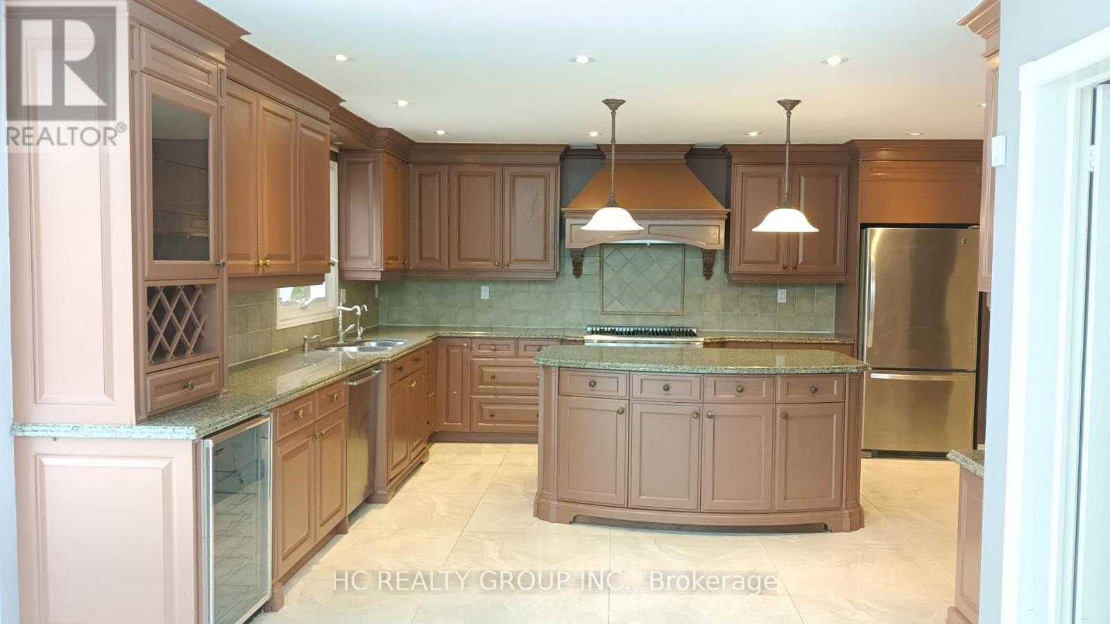 52 Chiltern Hill, Richmond Hill, Ontario  L4B 3B9 - Photo 3 - N12456274