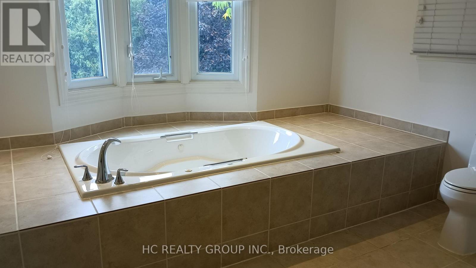 52 Chiltern Hill, Richmond Hill, Ontario  L4B 3B9 - Photo 7 - N12456274