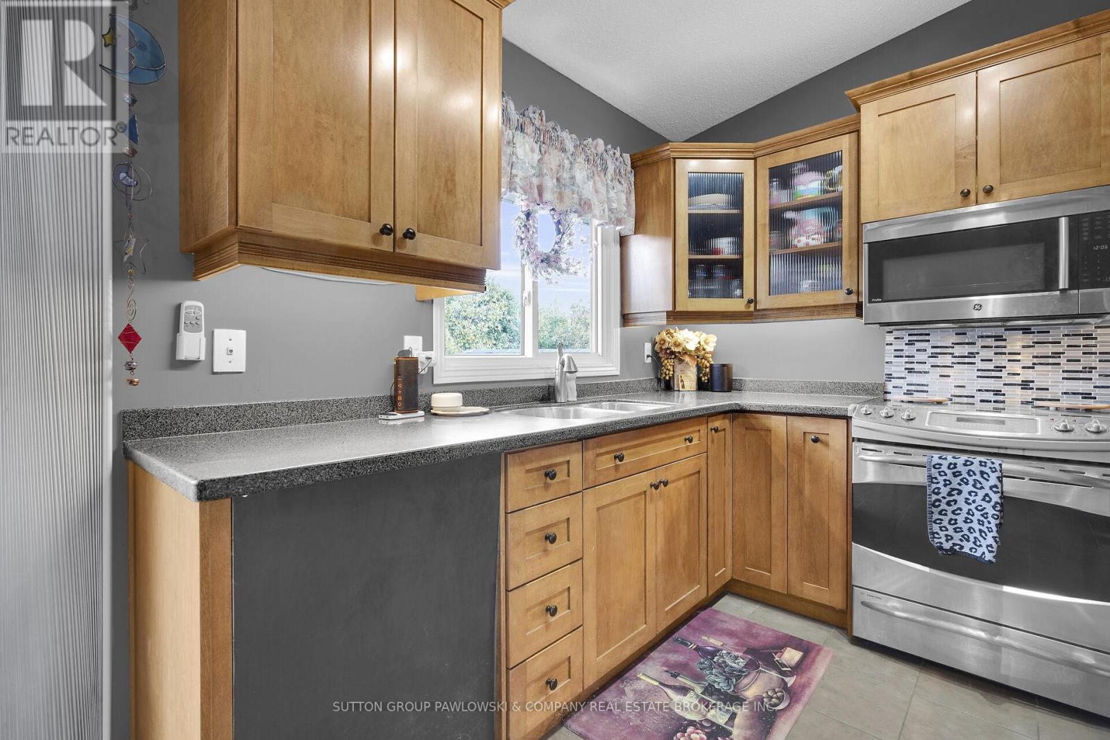 59 Golfview Crescent, London South (South Q), Ontario  N6C 5N3 - Photo 11 - X12456412