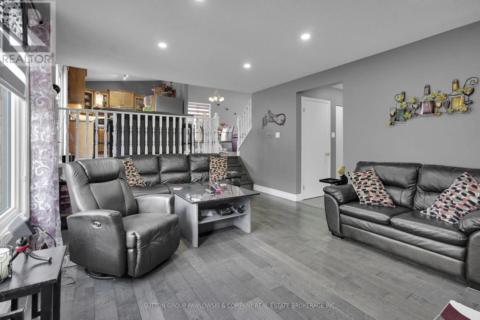 59 Golfview Crescent, London South (South Q), Ontario  N6C 5N3 - Photo 25 - X12456412