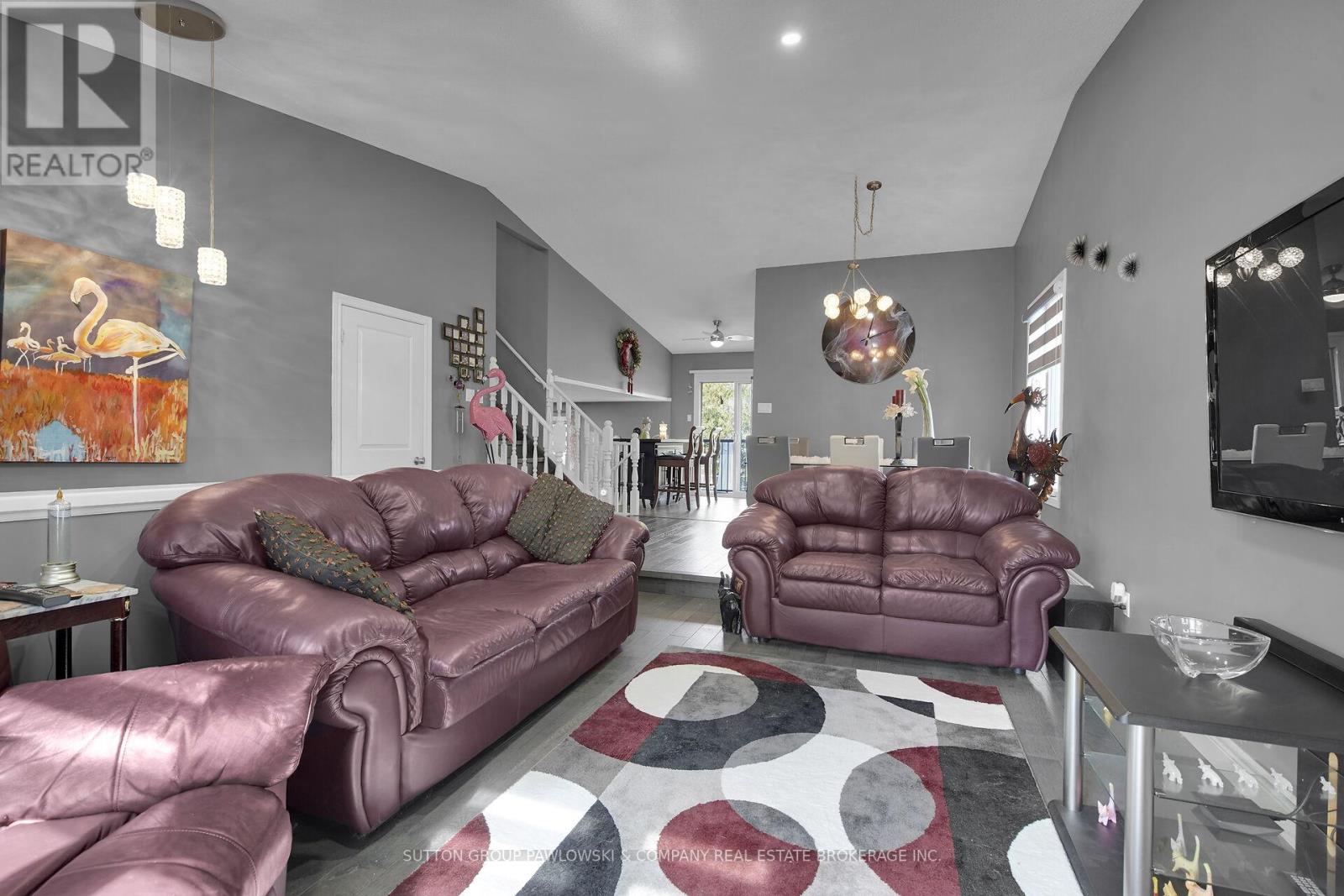 59 Golfview Crescent, London South (South Q), Ontario  N6C 5N3 - Photo 4 - X12456412