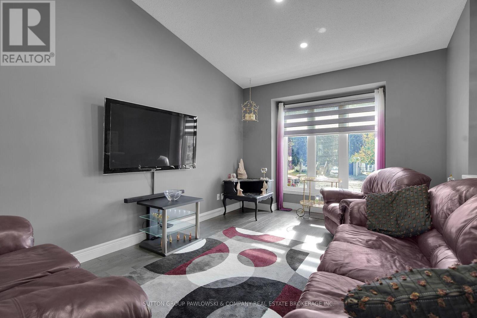 59 Golfview Crescent, London South (South Q), Ontario  N6C 5N3 - Photo 5 - X12456412