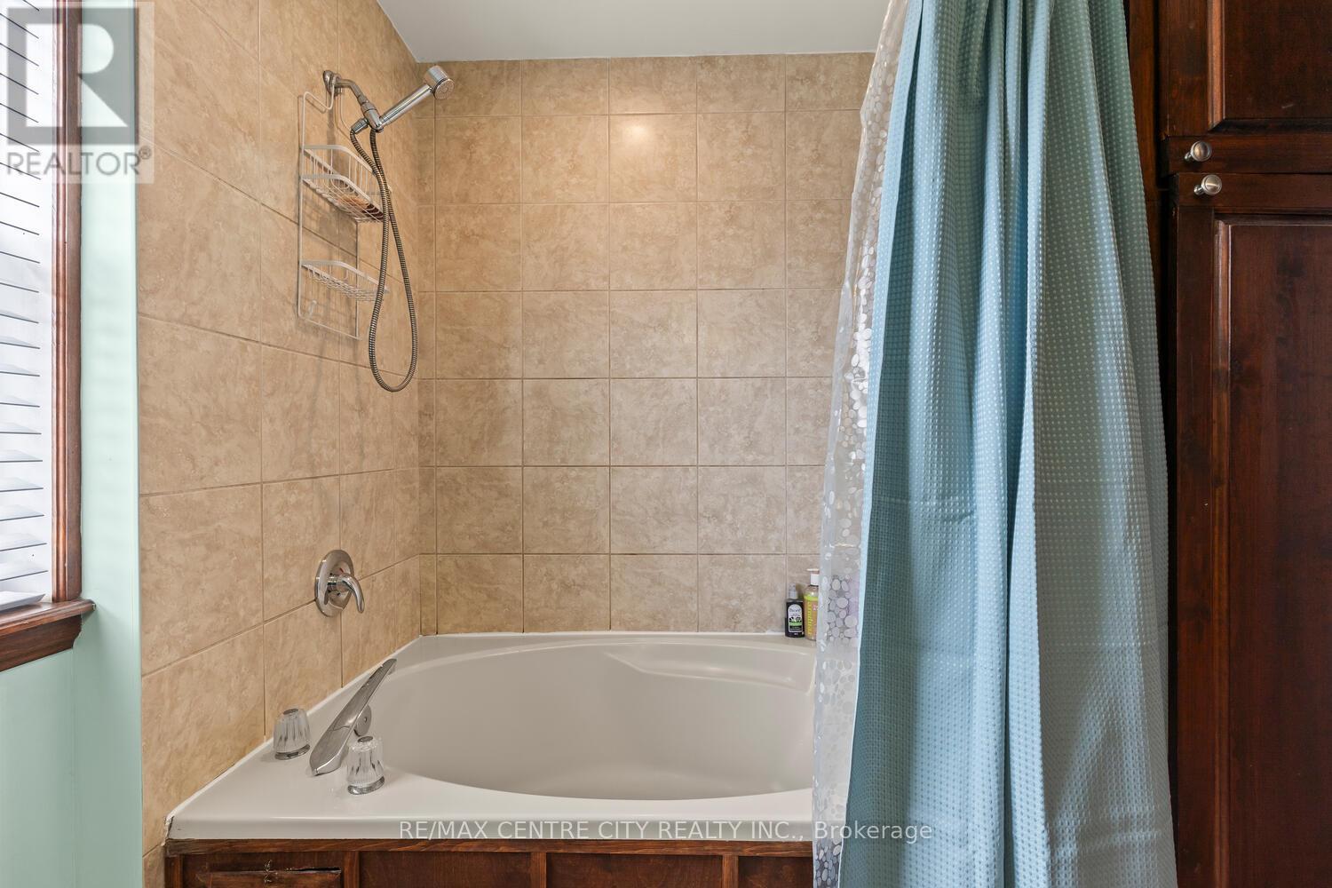 5623 Chriselle Place, Lucan Biddulph, Ontario  N0M 2J0 - Photo 17 - X12456417