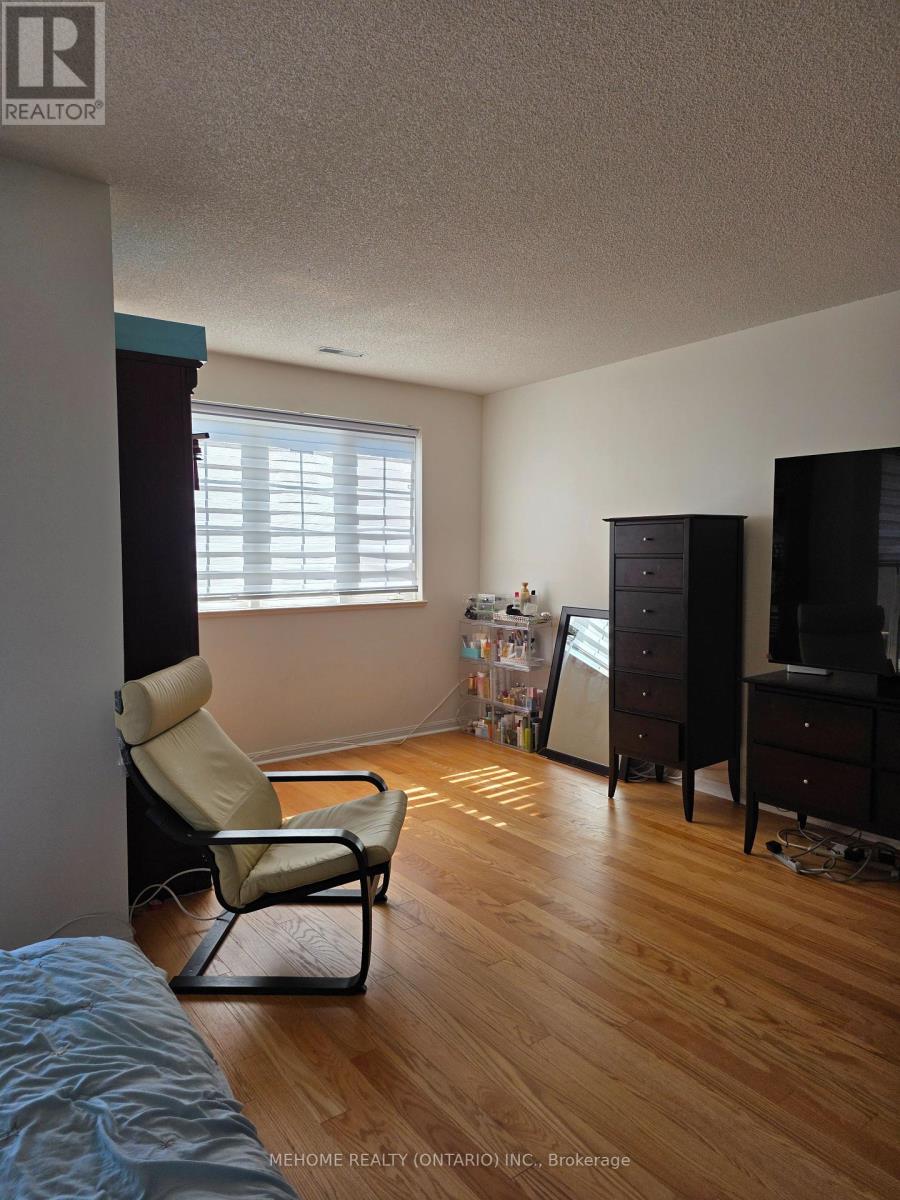 221 Grandview Way, Toronto, Ontario  M2N 6V3 - Photo 7 - C12456435